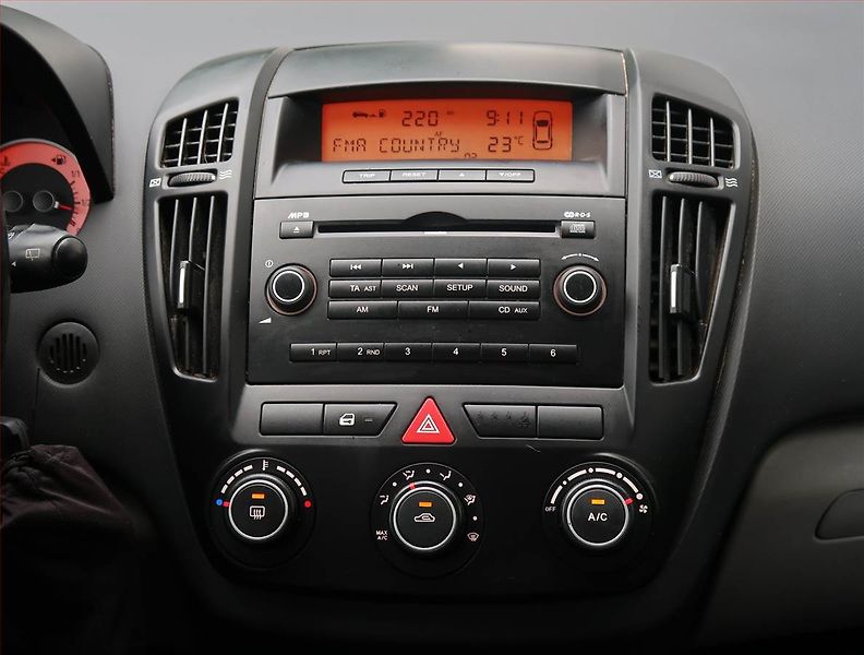 Kia Ceed (2009) 1.6 CRDi, po STK, Tažné - fotka 12 z 16