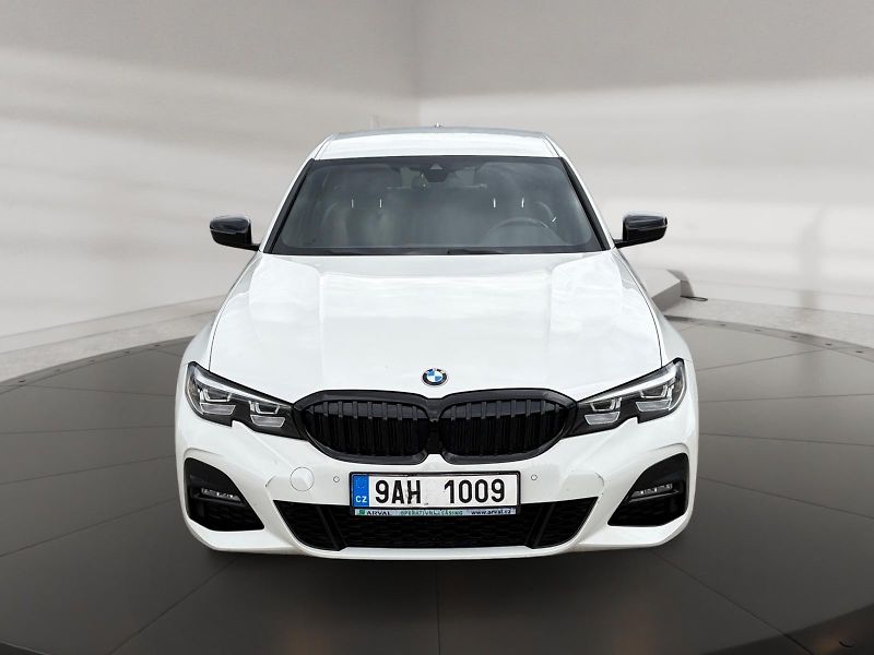 BMW Řada 3 (2022) 318d 110kW CZ DPH - fotka 2 z 11