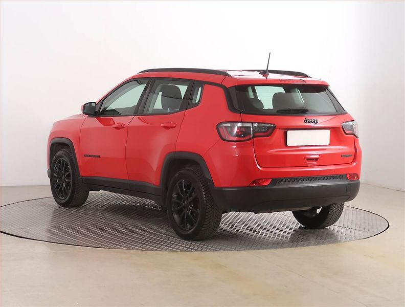 Jeep Compass (2021) 1.3 T-GDI, Automat, Serv.kniha - fotka 4 z 21
