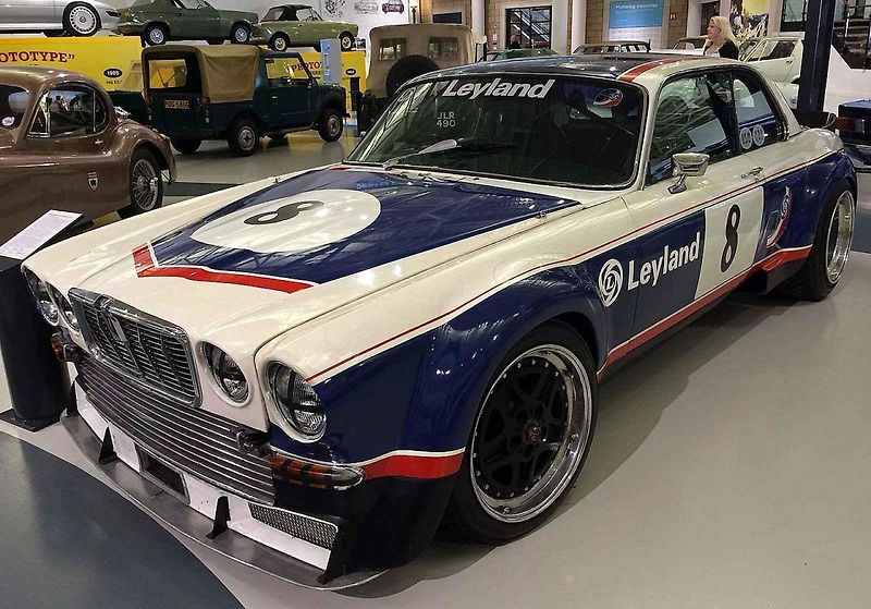 Legendární závodník Derek Bell se v roce 1977 představil s Jaguarem XJ12 C při Grand Prix Brna.