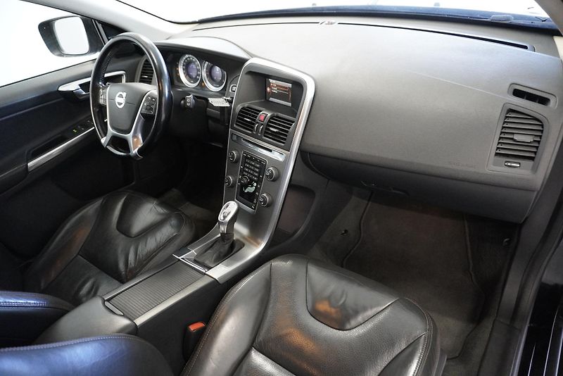 Volvo XC60 D5 MOMENTUM AWD AUT. - fotka 25 z 26