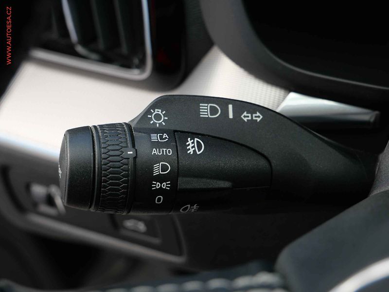 Volvo XC60 (2019) 2.0 D 4x4, R-design, AT, LED - fotka 13 z 24