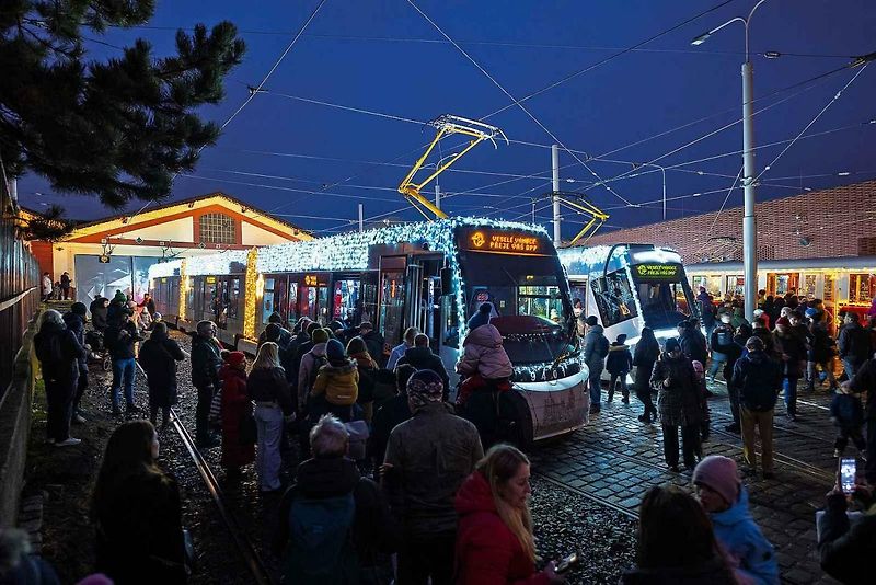 Vánoční flotila pražského dopravního podniku.