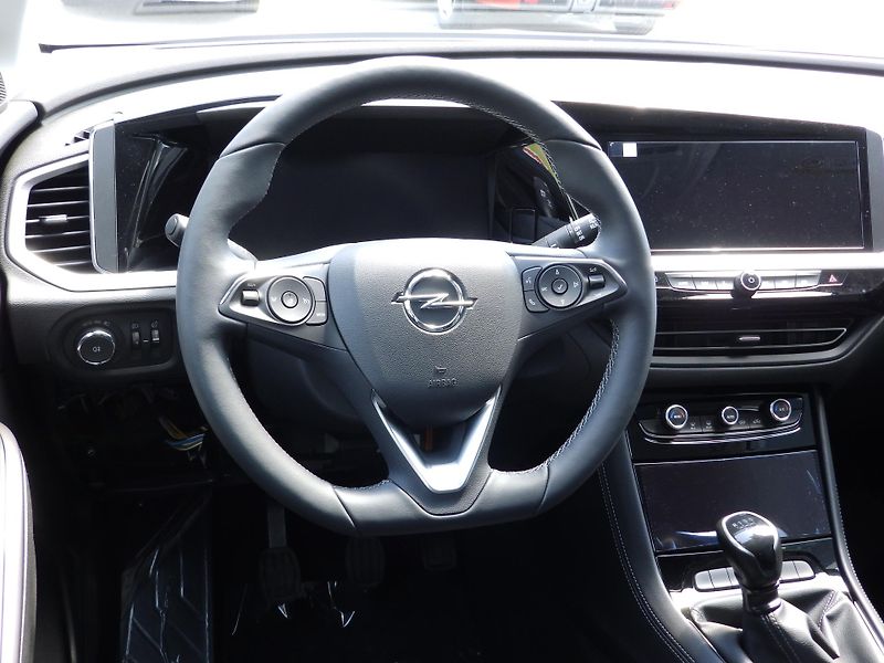 Opel Grandland (2023) 1.2Turbo 96kW - fotka 15 z 36