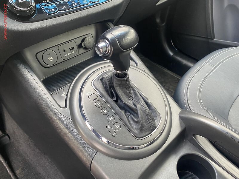 Kia Sportage (2011) 2.0 GDi, Spirit, AT, xenon - fotka 15 z 16