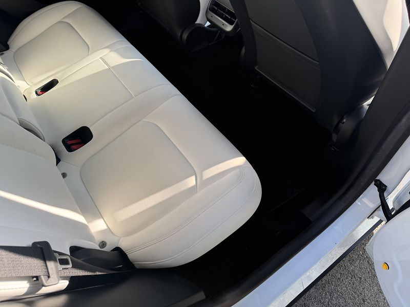Tesla Model Y (2023) - fotka 7 z 12
