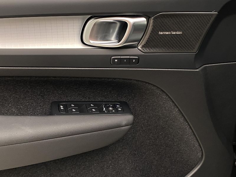 Volvo XC40 (2026) B3 AUT DARK PLUS - fotka 26 z 59