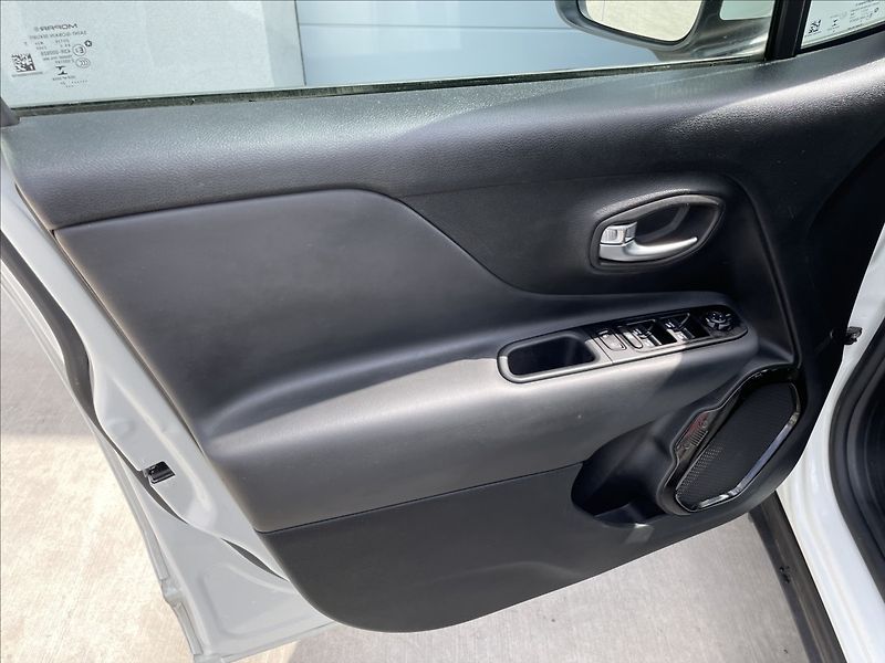 Jeep Renegade 1,3 i T 110KW AUTOMAT ČR. - fotka 15 z 22