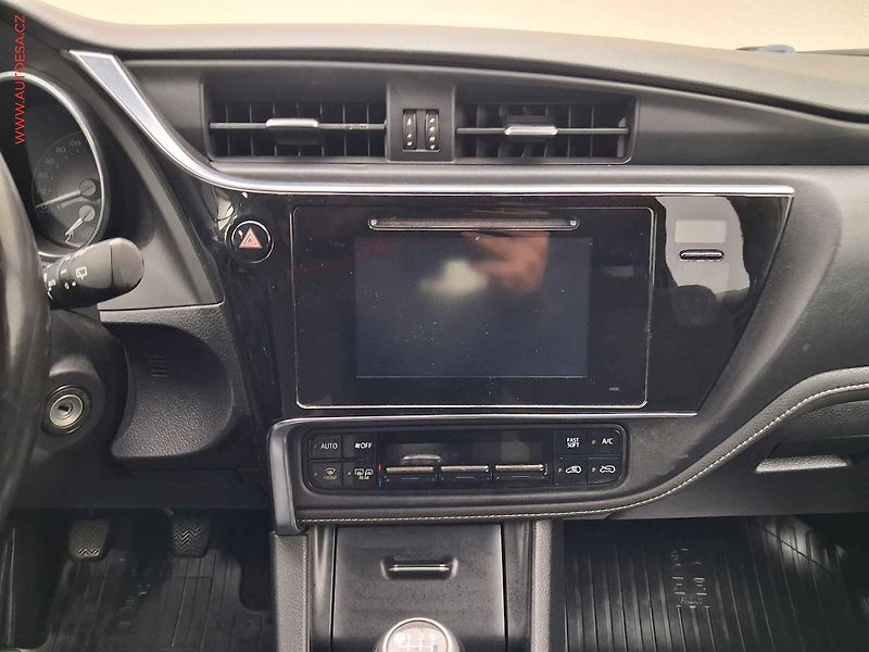 Toyota Auris (2016) 1.6 i, ČR, navi, autoAC - fotka 12 z 16