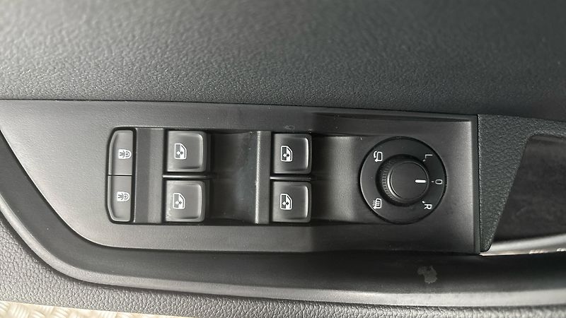 Škoda Superb 2.0 TDI DSG Style Combi - fotka 22 z 27