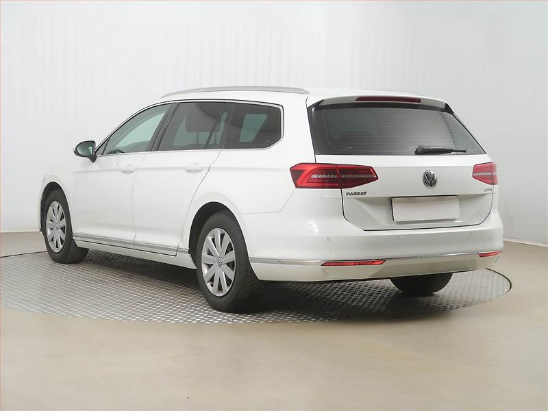 Volkswagen Passat (2017) 2.0 TDI, Automat, Kůže - fotka 4 z 16