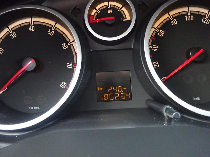 Opel Corsa 1.4i 74kW AUTOMAT SERVISKA - fotka 8 z 26