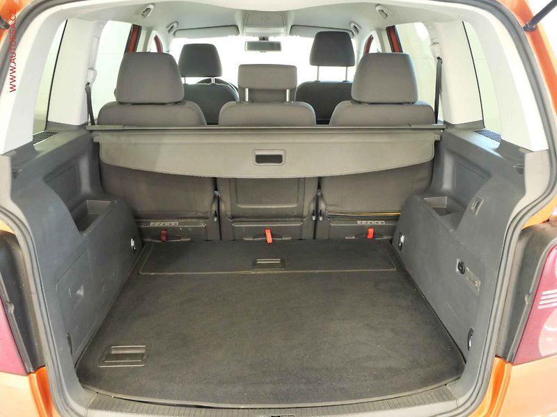 Volkswagen Touran (2010) 1.4 TSI, DSG - fotka 7 z 20