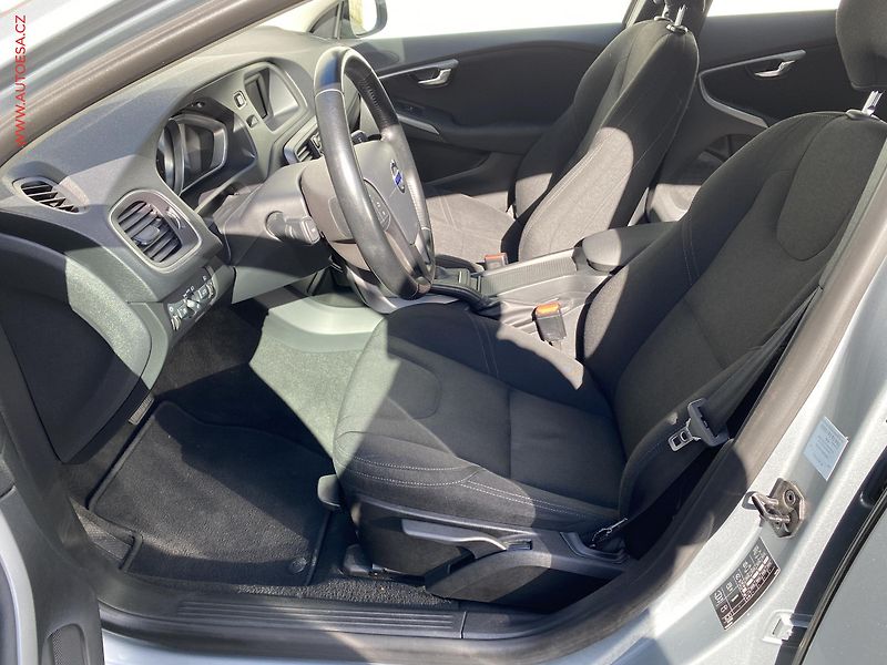 Volvo V40 (2013) 2.0D, AT, tempo, park.asist - fotka 9 z 17