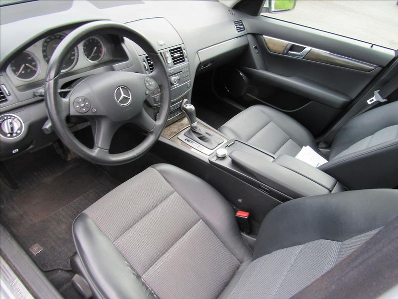 Mercedes-Benz Třídy C 2,5 i C 230 V6 150kW Automat - fotka 9 z 33