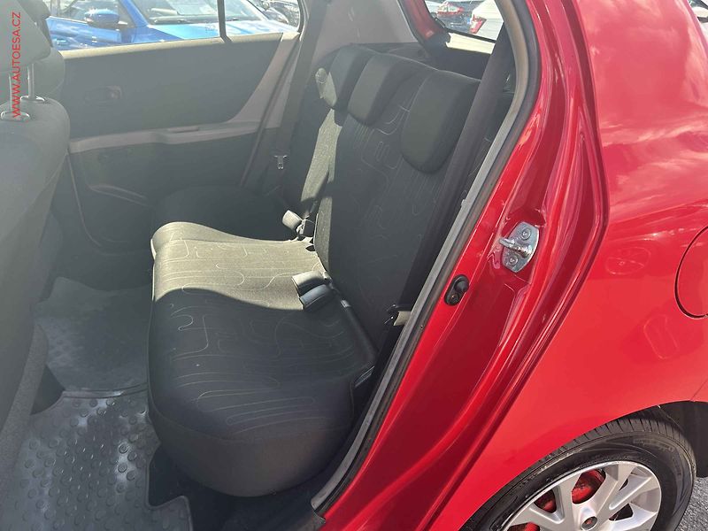 Toyota Yaris (2009) 1.0i - fotka 10 z 15
