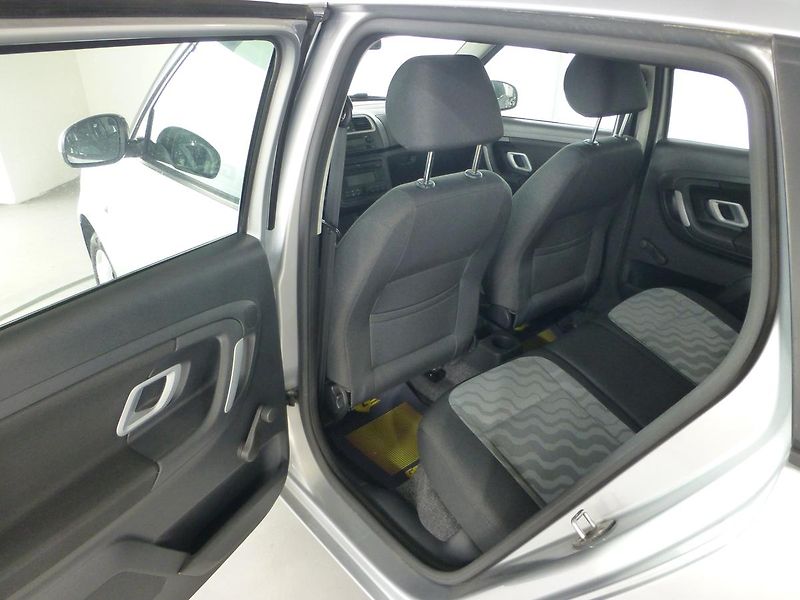 Škoda Fabia (2009) 1,6I-77KW*PARK.S**AC**VYHŘ.SED - fotka 13 z 25