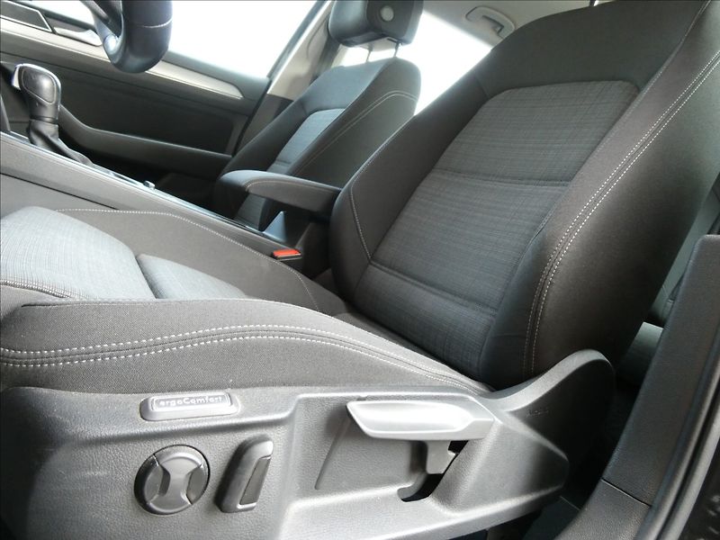 Volkswagen Passat 2,0 TDi DSG FULL LED BUSINESS - fotka 32 z 41