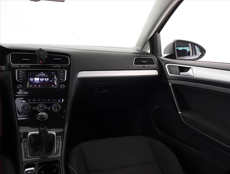 Volkswagen Golf (2015) 2.0 TDI, Navi, Park. senzory - fotka 8 z 19