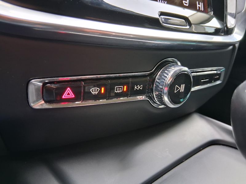 Volvo V60 MOMENTUM 2.0 D3 110 kW - fotka 16 z 27