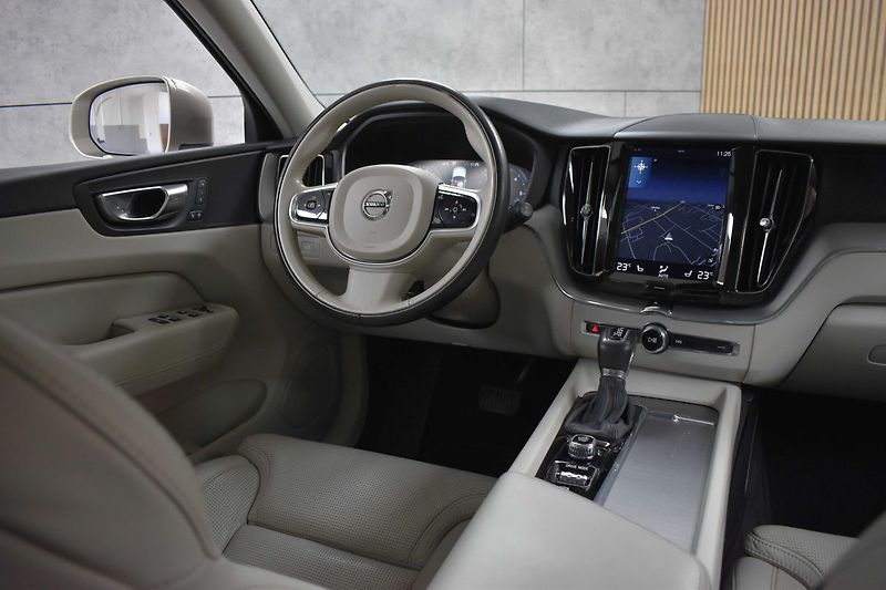 Volvo XC60 D5 AWD INSCRIPTION DPH*ČR 1.M* - fotka 8 z 44