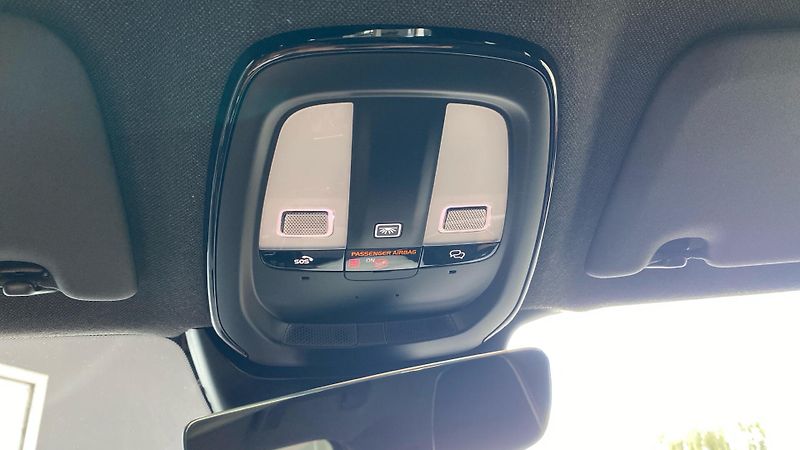 Volvo XC40 PLUS DARK, B4 AWD, 145+10 kW / - fotka 30 z 38