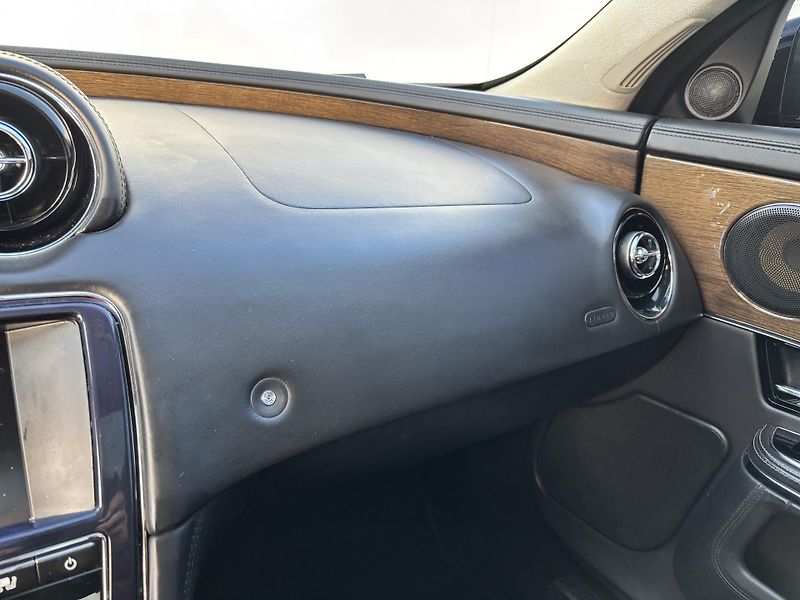 Jaguar XJ (2010) 3.0V6D Alu kola, rezervace - fotka 35 z 35