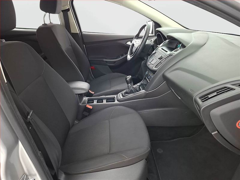 Ford Focus (2017) 1.6 i, ČR,1.maj - fotka 9 z 17