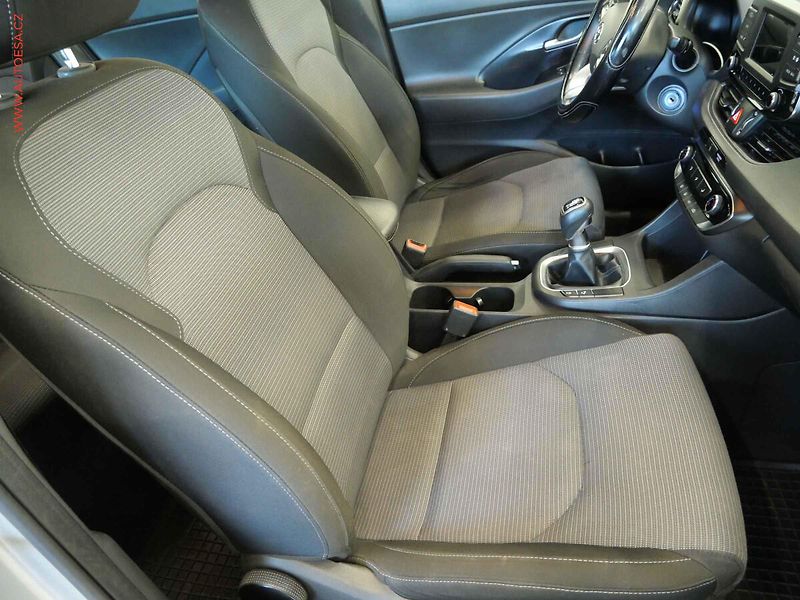 Hyundai i30 (2017) 1.6 CRDi, ČR, AC, temp - fotka 11 z 21