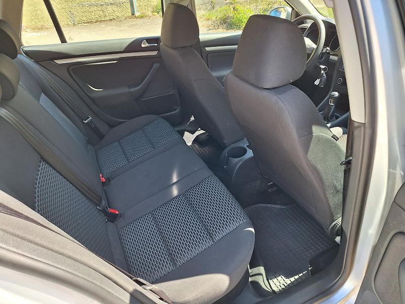 Volkswagen Golf (2012) VW Golf 1.6 tdi WEBASTO - fotka 17 z 19