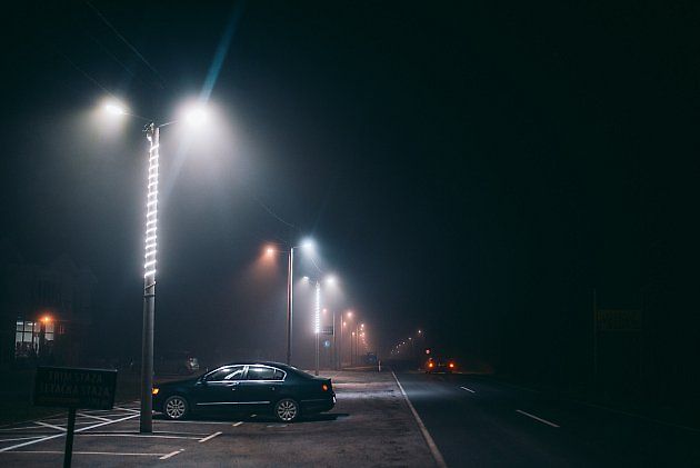 Na špatně osvětleném místě může zaparkované auto snadno splynout s okolím. Parkovací světlo má zviditelnit především stranu obrácenou do vozovky., zdroj: Nenad Stojković (Shixart1985)/Wikimedia CC BY 2.0