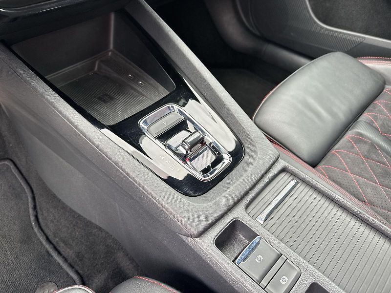 Škoda Octavia (2020) Combi 1.4 TSI iV DSG RS - fotka 26 z 35