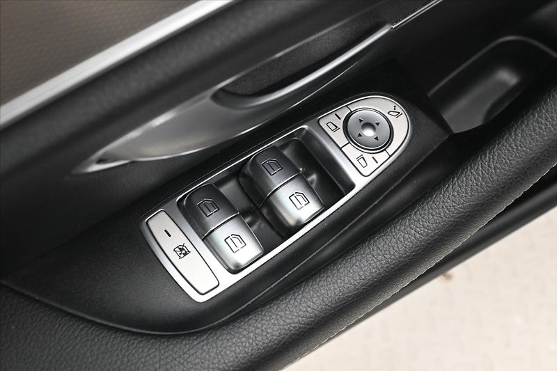 Mercedes-Benz Třídy E 2,0 220d 143 kW Business 9G-Tr - fotka 25 z 31