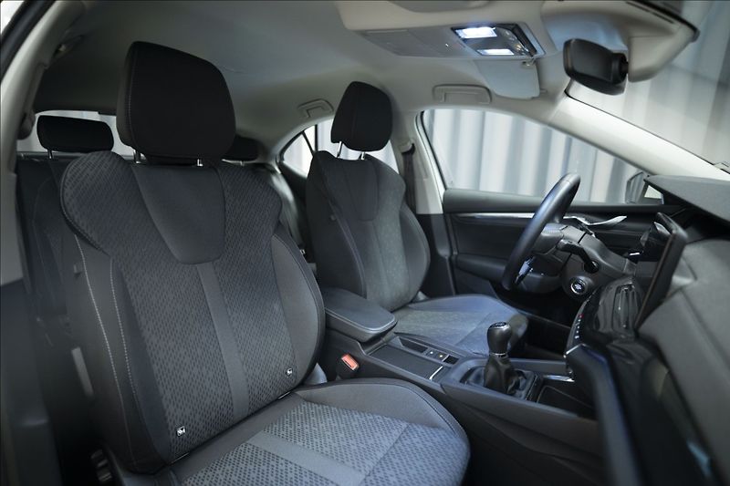 Škoda Octavia 2,0 TDI ČR KEYLESS VÝHŘEV ČR - fotka 9 z 39