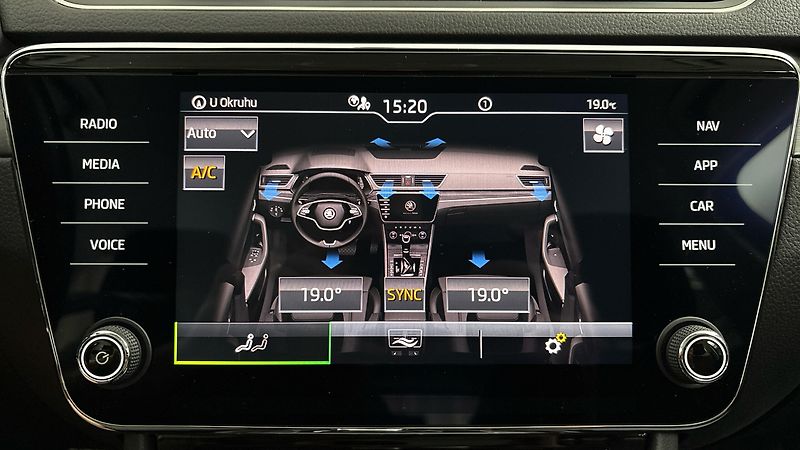 Škoda Superb 2.0 TDI DSG Style Combi - fotka 25 z 27