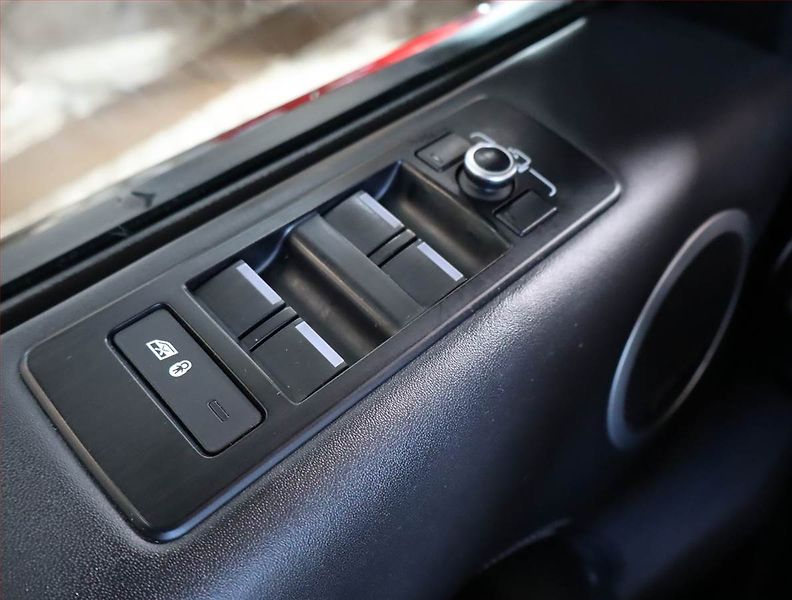 Land Rover Discovery (2018) 3.0 Td6 - fotka 19 z 26
