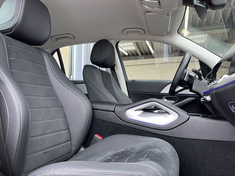 Mercedes-Benz GLE 300 d 4MATIC AMG Line Airmatic - fotka 16 z 18
