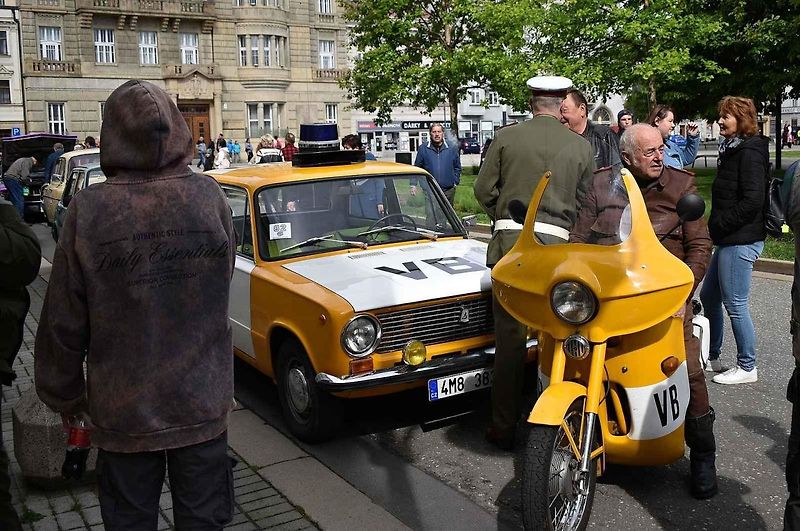 Tradiční sraz autoveteránistů na náměstí T. G. Masaryka v Prostějově. 18. května 2025