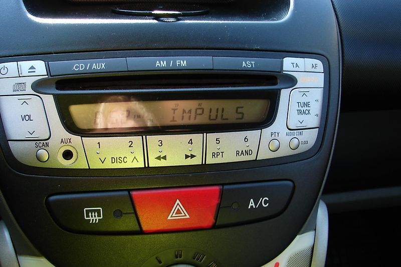 Peugeot 107 1.0i 68PS 5-dv. KLIMA-ZADÁNO! - fotka 22 z 31