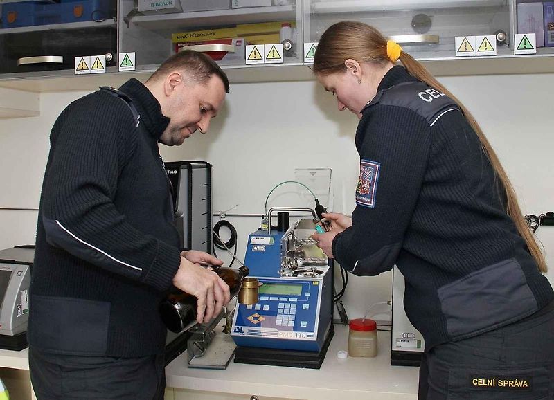 Nahlédli jsme do ojedinělého pomocníka Celní správy - pojízdné laboratoře.