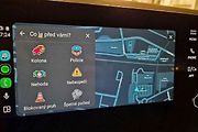 Mobilní navigace Waze v Android Auto.