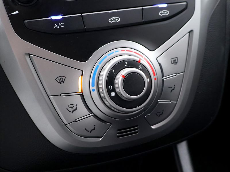 Hyundai ix20 1,4 CVVTi 66kW Klimatizace CZ - fotka 20 z 29