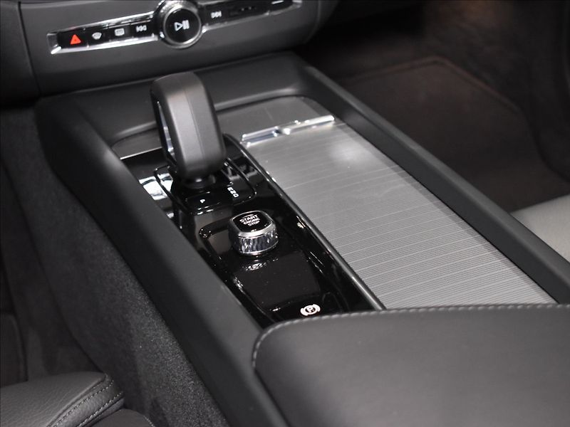 Volvo XC60 2,0 T6 AWD Plus - fotka 14 z 24