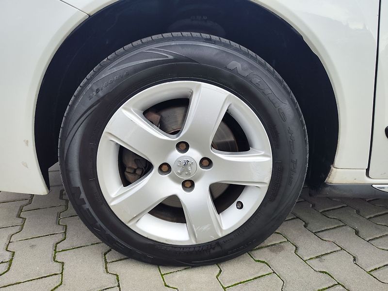 Peugeot 3008 2.0 HDI/110kW Premium - fotka 32 z 32