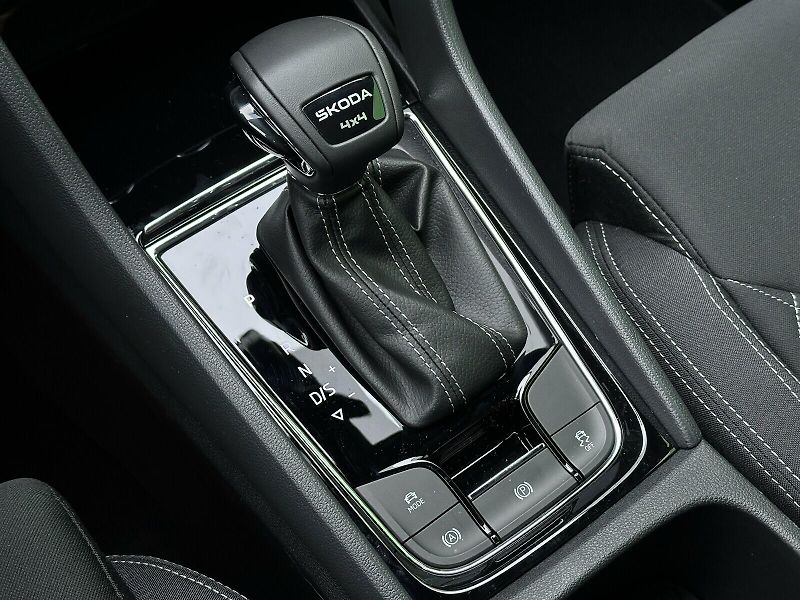 Škoda Karoq 2.0TDi DSG 4x4 150PS Sportline - fotka 38 z 49