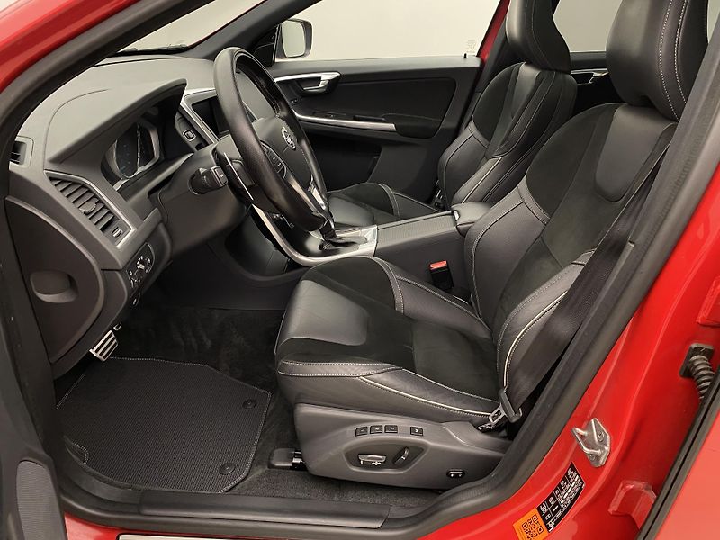Volvo XC60 D5 AWD R-DESIGN AUT REZERVACE - fotka 3 z 52