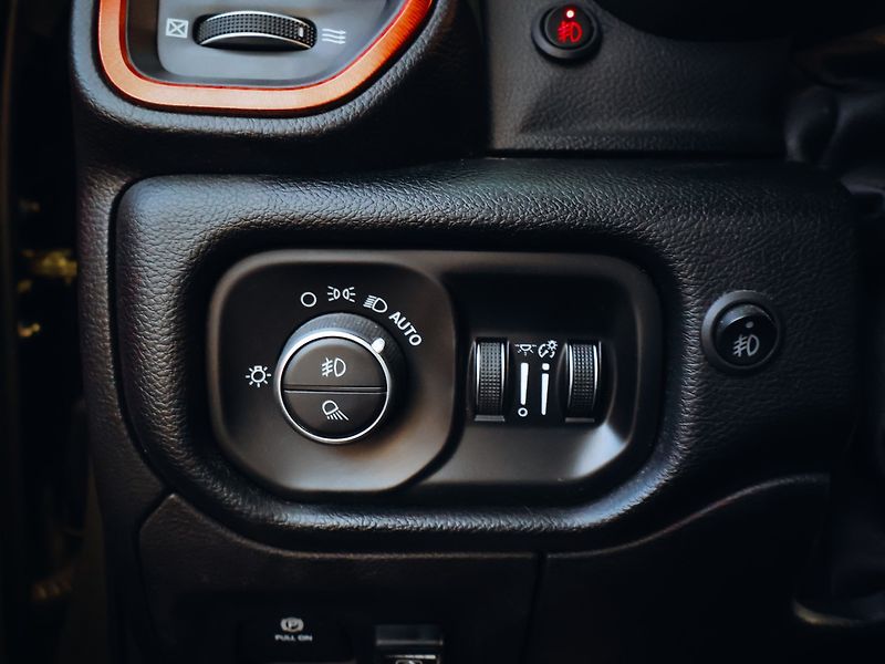 Dodge RAM 1500 5.7 REBEL 295 kW - fotka 9 z 34