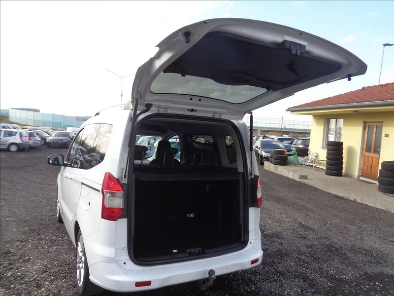 Ford Tourneo Courier 1,5 - fotka 10 z 17