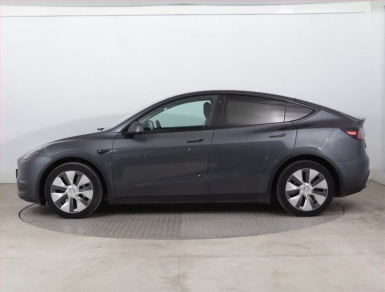 Tesla Model Y (2022) Long Range AWD 79kWh, SoH 89% - fotka 3 z 24