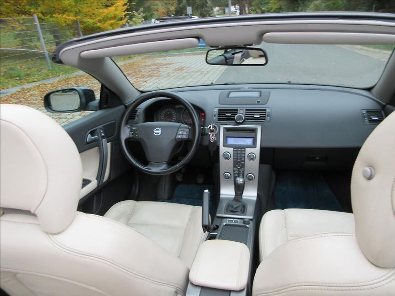 Volvo C70 2,0 D, Navi, Kůže, Xenon - fotka 22 z 28